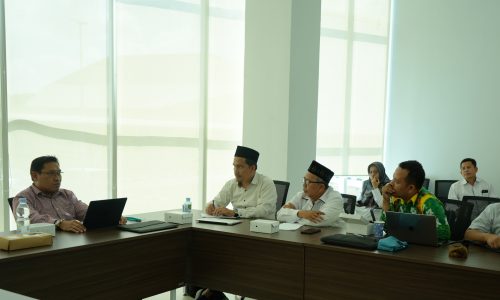 Auditor ISO Ahmad Rudyanto, M.T. saat berdialog dengan jajaran LP2M UIN Antasari (Foto:Humas/Hadi Rustami)