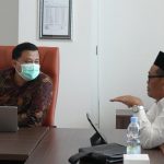 Auditor ISO M. Ainun Najib, S.E., M.M. saat berdialog dengan Karo AUPKK UIN Antasari Dr. H. Adnan Nota, M.A. (Foto:Humas/Hadi Rustami)