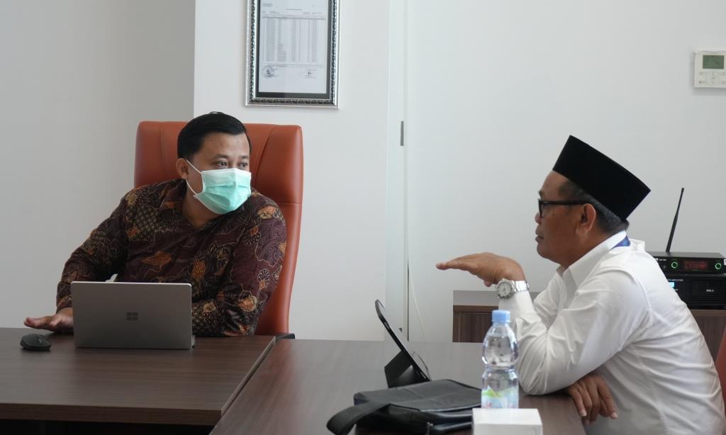 Auditor ISO M. Ainun Najib, S.E., M.M. saat berdialog dengan Karo AUPKK UIN Antasari Dr. H. Adnan Nota, M.A. (Foto:Humas/Hadi Rustami)