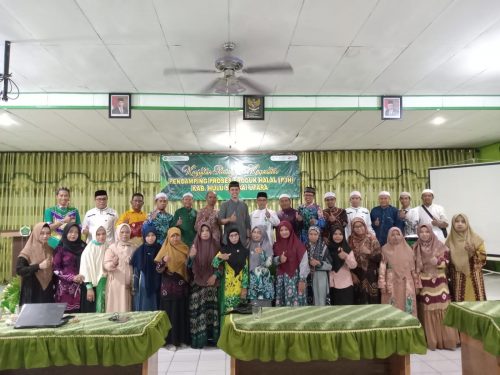 Auditor PKH UIN Antasari saat foto bersama para peserta di Kabupaten Hulu Sungai Utara (Foto:Pusat Kajian Halal)