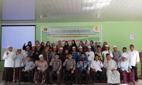 Auditor PKH UIN Antasari saat foto bersama para peserta di Kabupaten Tapin (Foto:Pusat Kajian Halal)