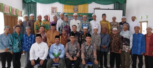Auditor PKH UIN Antasari saat foto bersama para peserta laki-laki di Kabupaten HSS (Foto:Pusat Kajian Halal)