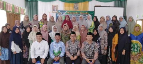 Auditor PKH UIN Antasari saat mengisi pelatihan di Kabupaten Hulu Sungai Selatan (Foto:Pusat Kajian Halal)