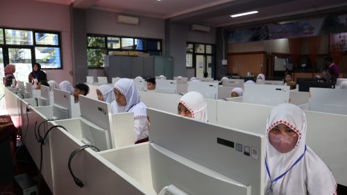 Banyak komputer tersedia di Ruang UTIPD UIN Antasari (Foto:Humas/Achmad Magfur)