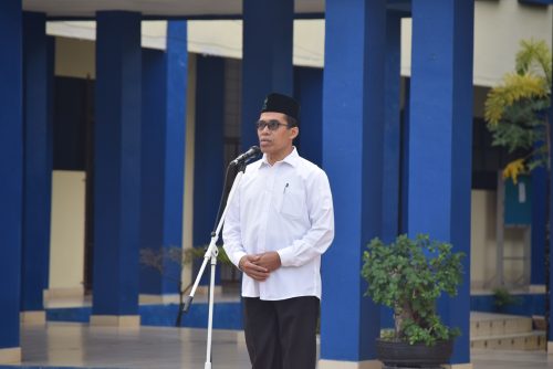 Karo AAKK UIN Antasari Drs. H. Rijalul Faqih, M.Si., M.E.I. saat menjadi pembina apel mingguan, 22 Mei 2023 (Foto:Humas)