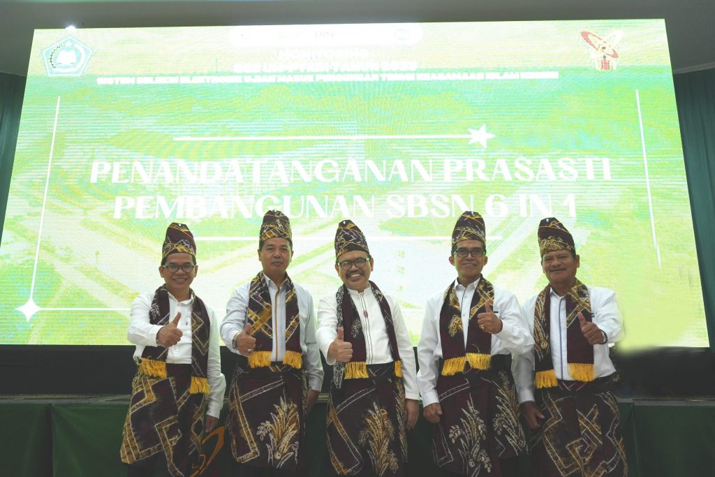 Dari kiri ke kanan: Prof. Dr. Ani Cahyadi, M.Pd. (Manajer PIU UIN Antasari), Dr. H. Akhmad Sagir, M.Ag. (WR UIN Antasari Bidang AUPK), Prof. Dr. H. Mujiburrahman, M.A. (Rektor UIN Antasari), Drs. Rijalul Faqih, M.Si., M.E.I. (Karo AAKK UIN Antasari periode sekarang), dan Drs. H. Mukhlis, M.Pd. (Karo AAKK periode sebelumnya). Foto:Humas/Achmad Magfur