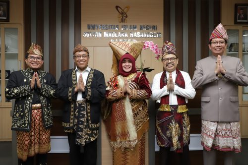 Dari kiri ke kanan: Prof. Su'aidi, M.A., Ph.D. (Rektor UIN Sutha Jambi), Prof. Dr. H. Wawan Wahyuddin, M.Pd. (Rektor UIN SMH Banten), Prof. Dr. Hj. Martin Kustati, M.Pd. (Rektor UIN IB Padang), Prof. Dr. H. Mujiburrahman, M.A. (Rektor UIN Antasari Banjarmasin), Prof. Wan Jamaluddin Z., M.Ag., Ph.D. (Rektor UIN RIL). Foto:Humas/Achmad Magfur.