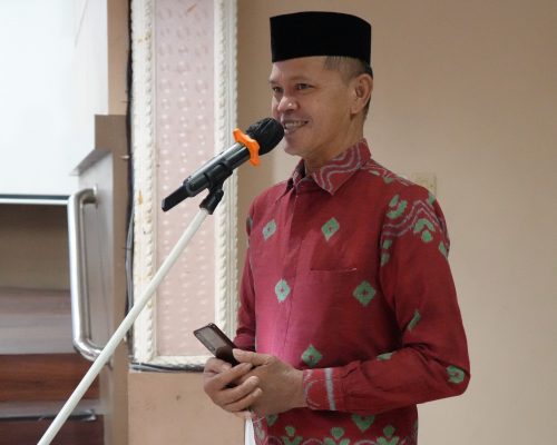 Drs. H. Syaifur Rafiq (alumnus FT IAIN Antasari Angkatan 1987) saat tampil memandu jalannya acara (Foto:Humas/Hadi Rustami)