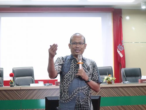 Dwi Ahad Wahyudi, S.E., M.A. saat menjadi narasumber di UIN Antasari (Foto:Humas/Achmad Magfur)