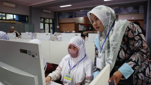 Elliyin Marqomah, S.Pd., saat menjadi pengawas UASBK 2023 SDN Kebun Bunga 6 Banjarmasin di Ruang Unit Teknologi Informasi dan Pangkalan Data UIN Antasari (Foto:Humas/Achmad Magfur)