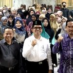 Foto bersama Karo AAKK dengan para peserta KKN Tahap II Semester Genap 2022/2023 (Foto:Humas/Yulida Rifani)