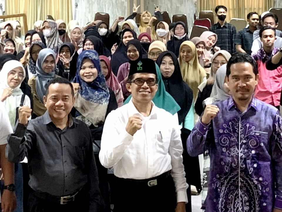 Foto bersama Karo AAKK dengan para peserta KKN Tahap II Semester Genap 2022/2023 (Foto:Humas/Yulida Rifani)
