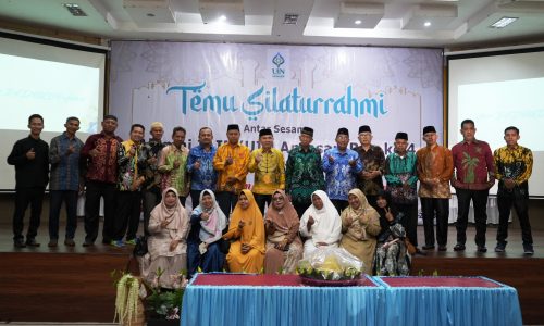 Foto bersama alumni Fakultas Dakwah IAIN-UIN Antasari di Temu Silaturahmi ke-4 (Foto:Humas/Hadi Rustami)