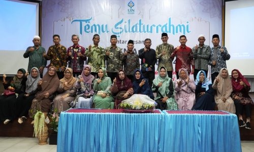 Foto bersama alumni Fakultas Syariah IAIN-UIN Antasari di Temu Silaturahmi ke-4 (Foto:Humas/Hadi Rustami)
