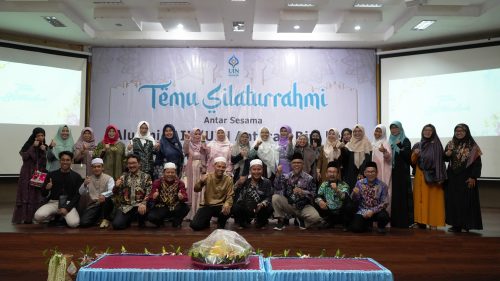 Foto bersama alumni Fakultas Tarbiyah IAIN-UIN Antasari di Temu Silaturahmi ke-4 (Foto:Humas/Hadi Rustami)
