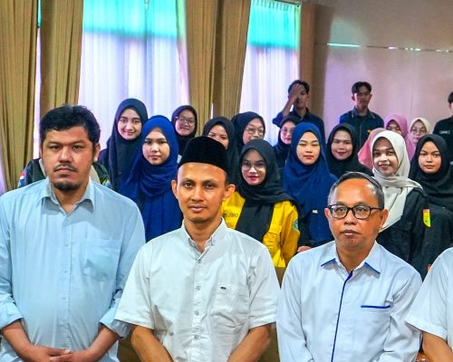 Foto bersama jajaran pimpinan UIN Antasari dengan para peserta Sekolah Islam dan Demokrasi (Foto:Humas/Hadi Rustami)