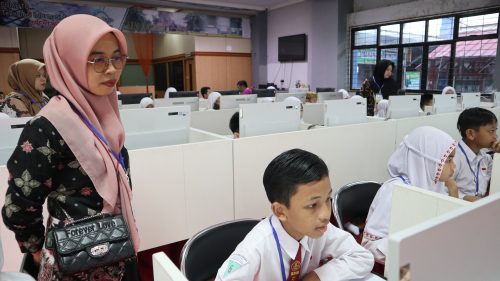 Guru PAI SDN Kebun Bunga 6 Banjarmasin Lisdawati, S.Pd.I. saat menjadi pengawas UASBK 2023 di Lab Komputer UIN Antasari (Foto:Humas/Achmad Magfur)