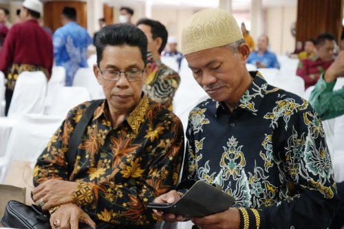 Drs. H. Amruddin (kanan), alumnus terjauh dari Jakarta yang datang, angkatan 1986 lulusan Fakultas Dakwah IAIN Antasari (Foto:Humas/Hadi Rustami)