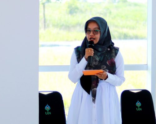 Irma Rahmawati, M.Pd., Koordinator Pusat Manajemen Akreditasi dan Sertifikasi LPM UIN Antasari saat memandu acara pembukaan (Foto:Humas/Yulida Rifani)