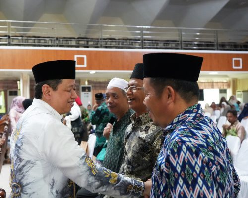 Kakanwil Kemenag Provinsi Kalsel Dr. H. M. Tambrin, M.M.Pd. saat bertemu sapa dengan para alumnus IAIN Antasari (Foto:Humas/Hadi Rustami)