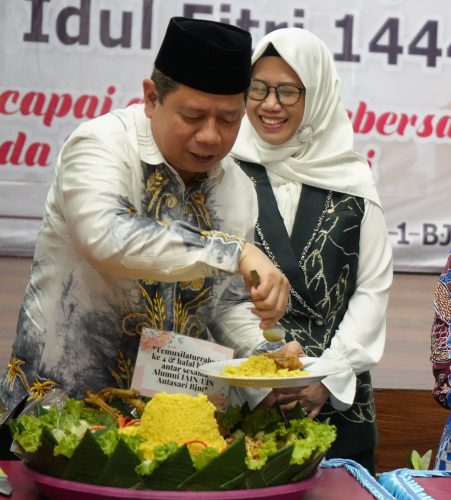 Kakanwil Kemenag Provinsi Kalsel Dr. H. M. Tambrin, M.M.Pd. saat memimpin acara pemotongan tumpeng (Foto:Humas/Hadi Rustami)