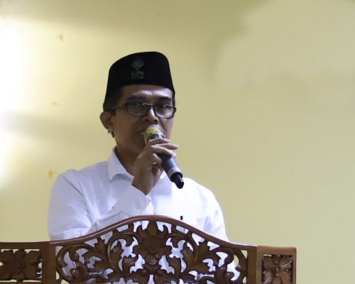 Karo AAKK Drs. H. Rijalul Faqih, M.Si., M.E.I. saat membuka Pembekalan KKN Tahap II 2022/2023 (Foto:Humas/Yulida Rifani)