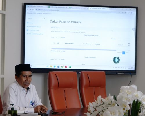 Karo AAKK UIN Antasari Drs. H. Rijalul Faqih, M.Si., M.E.I. saat melakukan pemaparan di hadapan auditor ISO (Foto:Humas/Hadi Rustami)