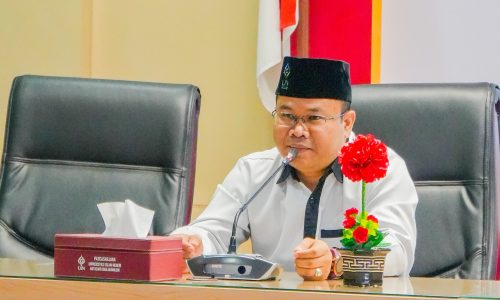 Kepala UPKK UIN Antasari Dr. Taufik Hidayat, M.Kes., Psikolog saat menyampaikan laporan panitia (Foto:Humas/Hadi Rustami)