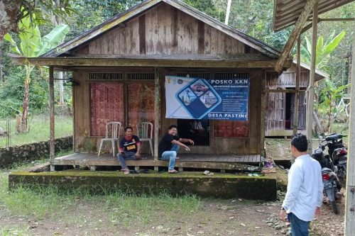 Ketua LP2M UIN Antasari Dr. M. Zainal Abidin, M.Ag. saat silaturahmi dengan warga di Desa Pasting Kecamatan Hantakan Kabupaten HST (Foto:Tim LP2M)