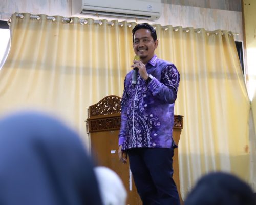 Ketua LP2M UIN Antasari Dr. Muhammad Zainal Abidin, M.Ag. saat memberikan pembekalan (Foto:Humas/Yulida Rifani)