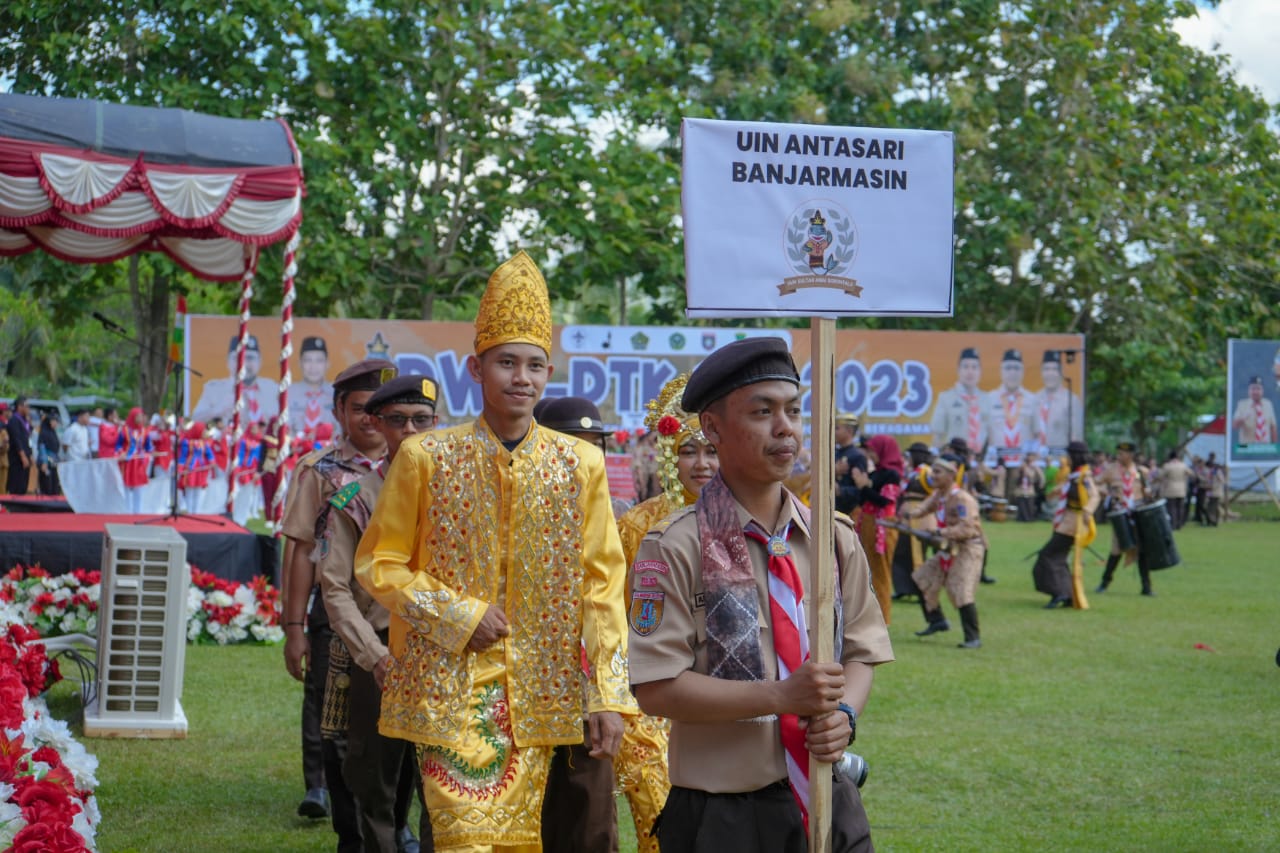 Kontingen Gerakan Pramuka UIN Antasari saat mengikuti defile pembukaan PWN PTK XVI 2023 di Gorontalo (Foto Humas Yulida Rifani) - kompres 4