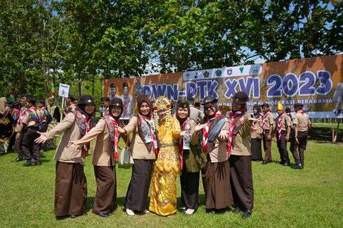 Kontingen perempuan Gerakan Pramuka saat berfoto bersama Ketua Darma Wanita Persatuan UIN Antasari Nyonya Hj. Mariani Mujiburrahman (Foto:Humas/Yulida Rifani)