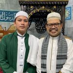 M. Rasad, S.Sos. saat berfoto bersama usai Rektor UIN Antasari Prof. Dr. H. Mujiburrahman, M.A. mengisi khutbah Idulfitri 1444 H di Masjid Al-Ikhwan Veteran Banjarmasin (Foto:Istimewa)