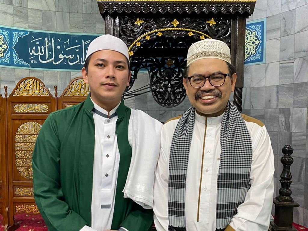 M. Rasad, S.Sos. saat berfoto bersama usai Rektor UIN Antasari Prof. Dr. H. Mujiburrahman, M.A. mengisi khutbah Idulfitri 1444 H di Masjid Al-Ikhwan Veteran Banjarmasin (Foto:Istimewa)