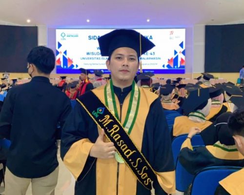 M. Rasad., S.Sos. mengabadikan momen wisuda di Tahun 2022 (Foto:Istimewa)