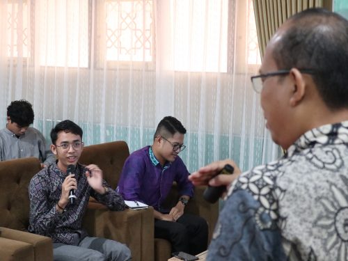 Mahasiswa saat sedang berdialog dengan narasumber (Foto:Humas/Achmad Magfur)