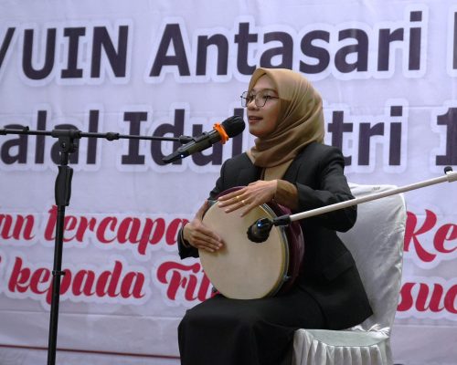 Normiliyanti, alumnus Fakultas Syariah UIN Antasari saat tampil membawakan madihin di Temu Silaturahmi ke-4 (Foto:Humas/Hadi Rustami)