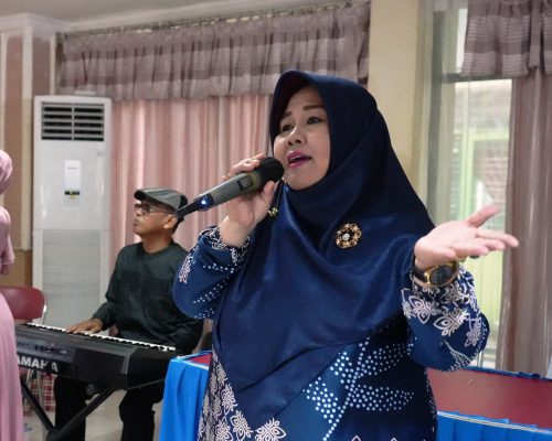 Penampilan memukau alumnus Fakultas Tarbiyah IAIN Antasari, Dian Rifia Jaya, S.Ag., M.Pd.I. (angkatan 1993) saat menyumbangkan lagu di Temu Silaturahmi ke-4 (Foto:Humas/Hadi Rustami)