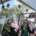 Para alumnus berfoto bersama berlatar gedung baru Fakultas Syariah UIN Antasari (Foto:Humas/Hadi Rustami)