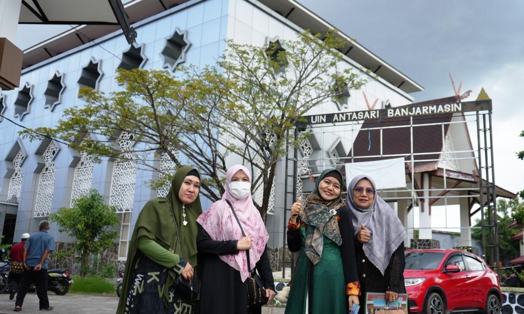 Para alumnus berfoto bersama berlatar gedung baru Fakultas Syariah UIN Antasari (Foto:Humas/Hadi Rustami)