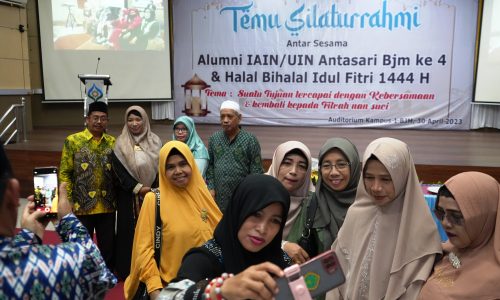 Para alumnus berfoto bersama seusai acara (Foto:Humas/Hadi Rustami)