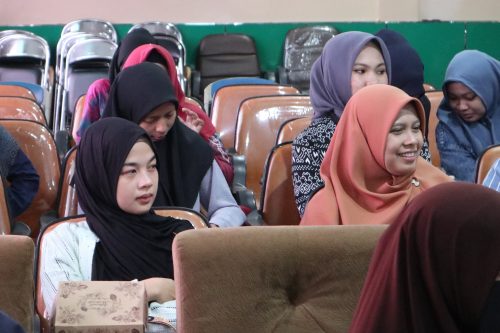 Para mahasiswi saat mengikuti kegiatan (Foto:Humas/Achmad Magfur)