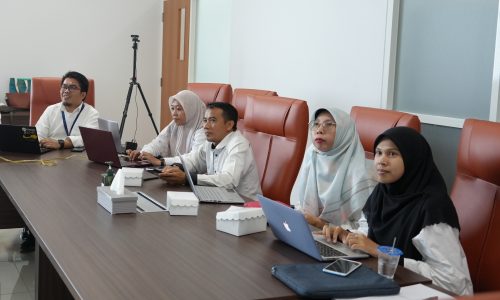 Para pegawai UIN Antasari saat memperhatikan paparan auditor (Foto:Humas/Hadi Rustami)