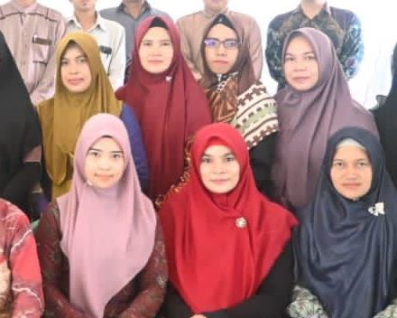 Para peserta saat foto bersama usai mengikuti pelatihan lanjutan oleh PKH UIN Antasari (Foto:Pusat Kajian Halal)