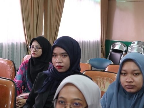 Para peserta sedang seksama mendengarkan pelatihan (Foto:Humas/Achmad Magfur)