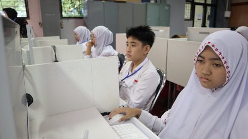 Para siswa dan siswi kelas VI SDN Kebun Bunga 6 Banjarmasin saat mengikuti UASBK 2023 di UIN Antasari (Foto:Humas/Achmad Magfur)