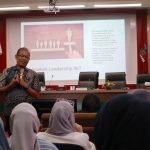 Pendekatan Dwi Ahad Wahyudi, S.E., M.M. saat mengisi materi (Foto:Humas/Achmad Magfur)