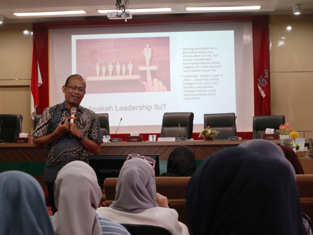 Pendekatan Dwi Ahad Wahyudi, S.E., M.M. saat mengisi materi (Foto:Humas/Achmad Magfur)