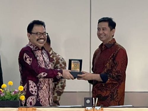 (Penyerahan kenang-kenangan Rektor UIN Antasari Banjarmasin Prof. Dr. H. Mujiburrahman, M.A. untuk UIN Alauddin Makassar)