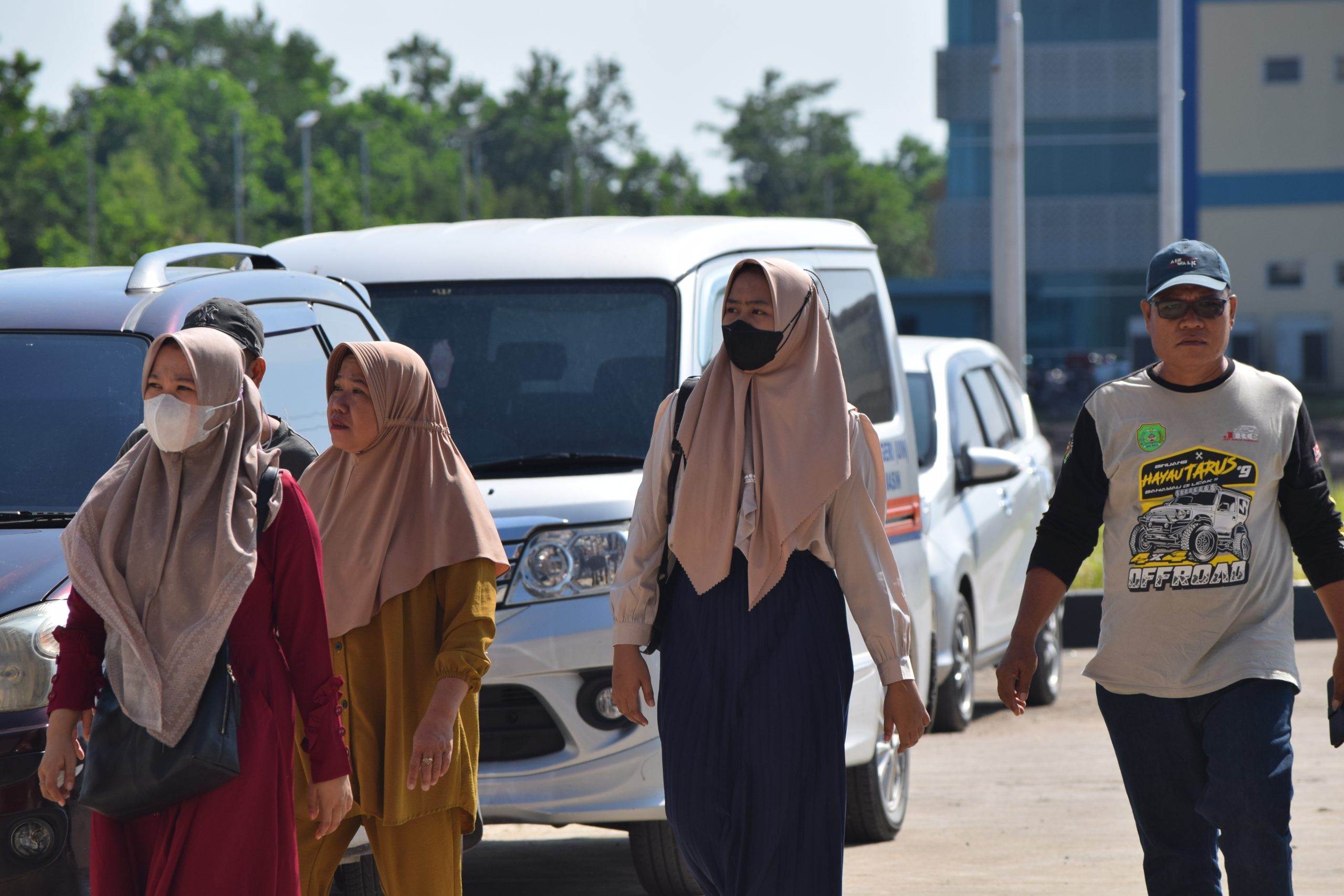 Rahmadiansyah (kanan) saat mengantar ponakannya dari Balikpapan mengikuti UM-PTKIN 2023 di Kampus 2 UIN Antasari (Foto Humas Achmad Magfur)